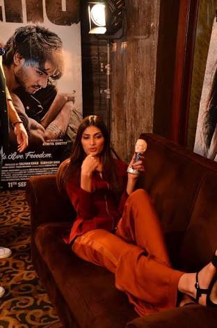 ATHIYAOFFICIAL's tweet photo. @theathiyashetty #BehingTheCamera Athiya being Funny! @AthiyaTeam https://t.co/eusiL4ARWa