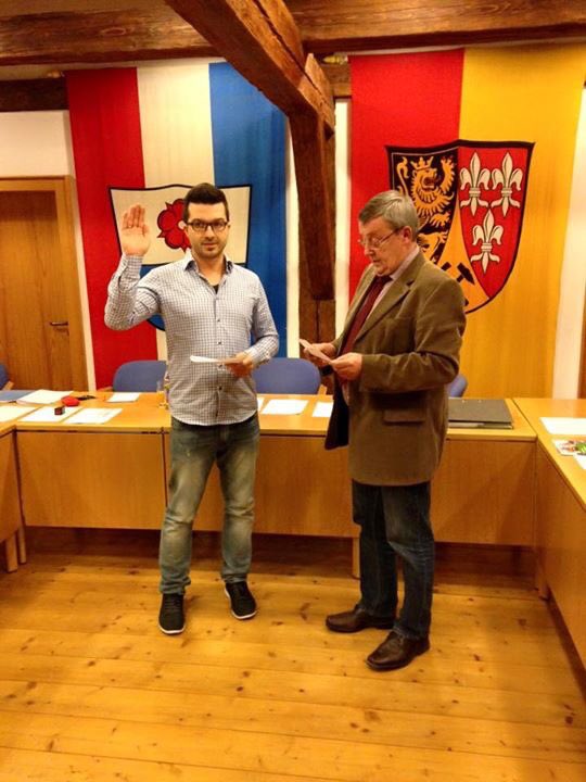 FW_Koenigstein's tweet photo. #Christian #Hirsch wird als neuer #Marktrat der @FW_Koenigstein von #BGM Koch #vereidigt! Viel Erfolg #Christian! https://t.co/UNELW36p8G