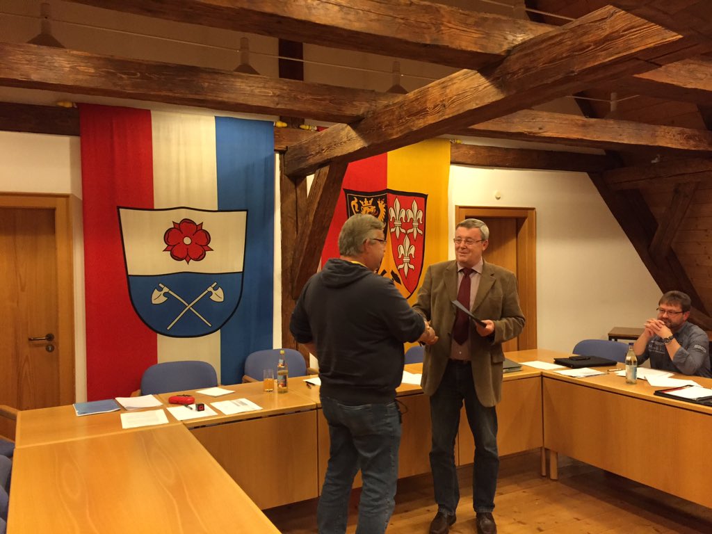 FW_Koenigstein's tweet photo. #Wolfgang #Pscherer wird als #Marktrat und #Fraktionssprecher der @FW_Koenigstein von #BGM Koch verabschiedet! https://t.co/H1uHONF08a