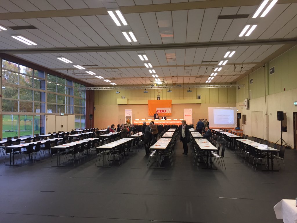 BjoernFranken's tweet photo. Die ersten Delegierten kommen. Die Ruhe vor dem Sturm. #KPT2015 #cdurheinsieg https://t.co/TMAdin9QPa