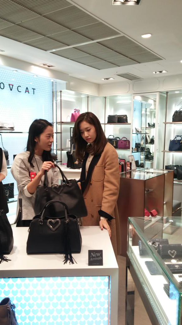 [PIC][24-10-2015]YoonA tham dự buổi fansign cho thương hiệu "LOVCAT" vào chiều nay - Page 2 CSEME6yUkAEZLof