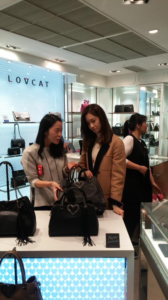 [PIC][24-10-2015]YoonA tham dự buổi fansign cho thương hiệu "LOVCAT" vào chiều nay - Page 2 CSEMF9MUYAEpdV2