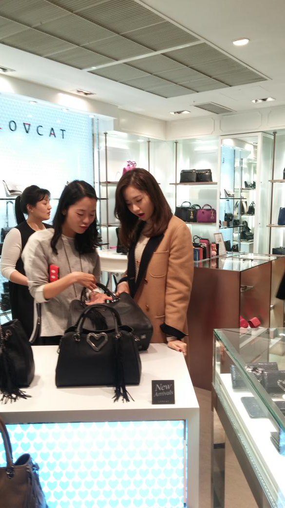 [PIC][24-10-2015]YoonA tham dự buổi fansign cho thương hiệu "LOVCAT" vào chiều nay - Page 2 CSEMFcsUcAAXhLv