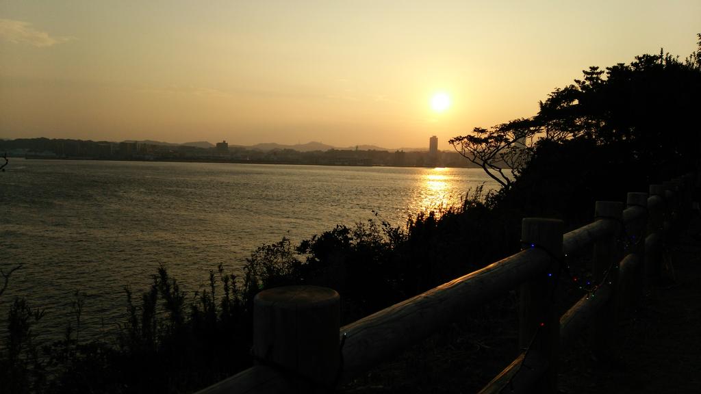 tx_haikyo's tweet photo. 猿島からは、横須賀に沈む夕陽を眺めることも出来ます https://t.co/qlMRWCPiNf