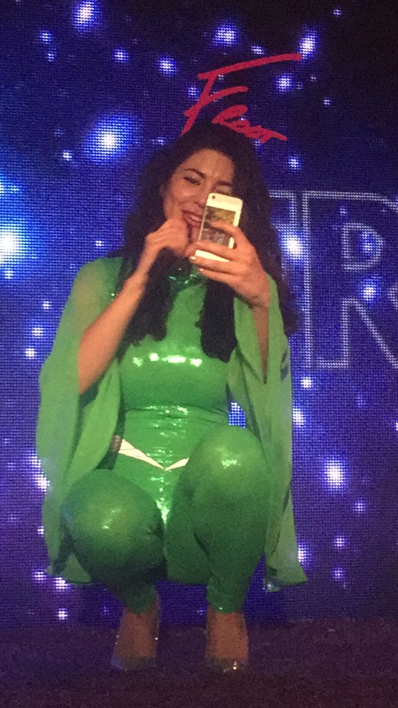 frootypeaches's tweet photo. Someone threw Marina their phone😂😂 https://t.co/Fw02mWzQON