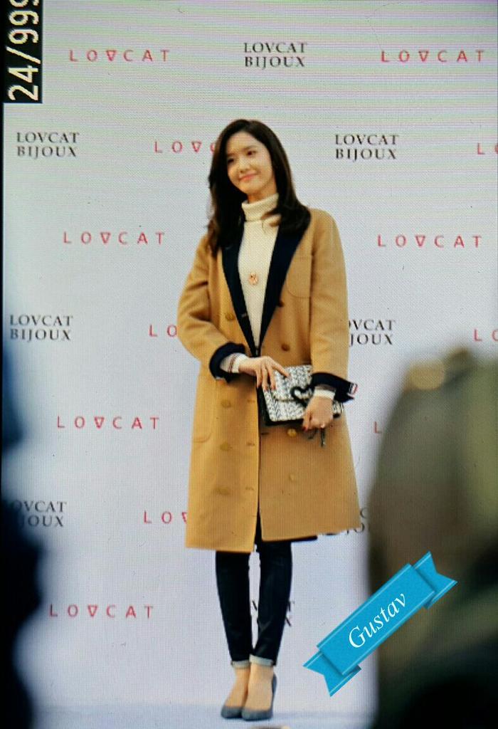 [PIC][24-10-2015]YoonA tham dự buổi fansign cho thương hiệu "LOVCAT" vào chiều nay - Page 2 CSENFFPUsAAPzKg