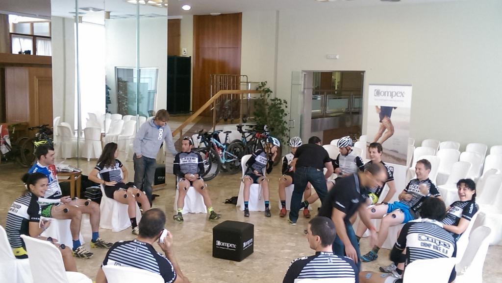 Compex_ES's tweet photo. @pablorguezguede @clgalicia @revista_BIKE @EtixxES Empezamos una nueva jornada en #CAMPBIKE8.0 #ACTIVACION https://t.co/hT3Kr2JOwX