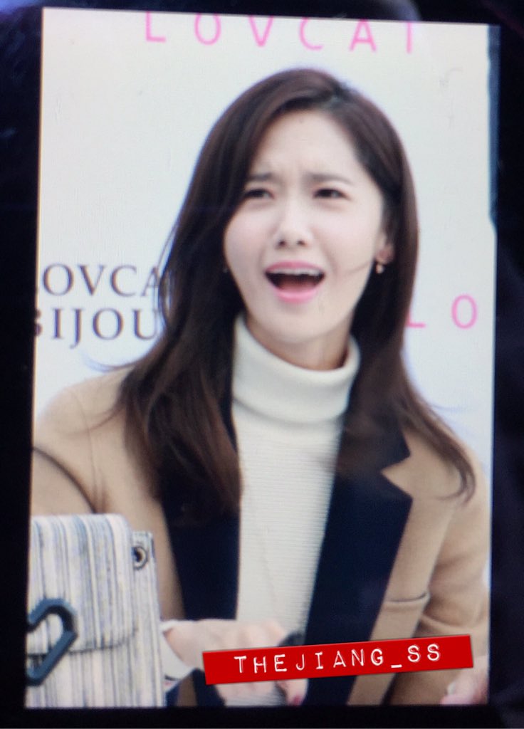 [PIC][24-10-2015]YoonA tham dự buổi fansign cho thương hiệu "LOVCAT" vào chiều nay - Page 4 CSENfEkUAAETuhE