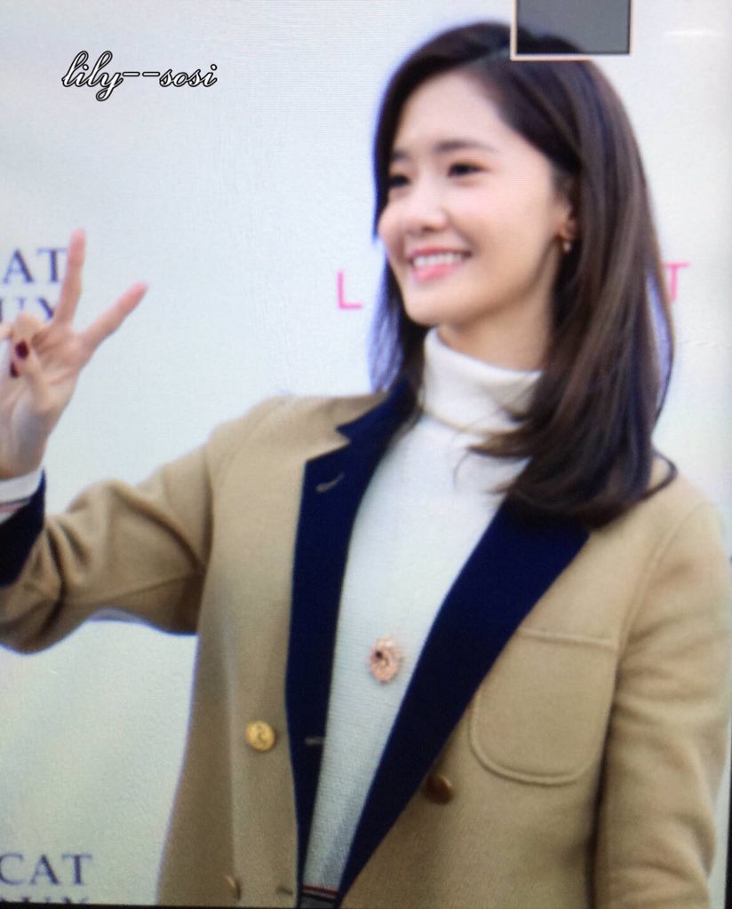 [PIC][24-10-2015]YoonA tham dự buổi fansign cho thương hiệu "LOVCAT" vào chiều nay CSENzc-UAAAvFNp