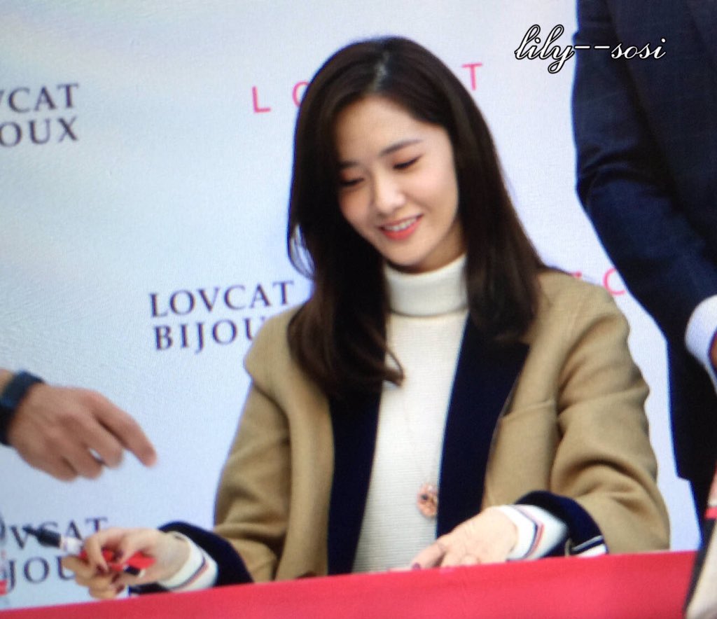 [PIC][24-10-2015]YoonA tham dự buổi fansign cho thương hiệu "LOVCAT" vào chiều nay - Page 3 CSENzdaUsAIhbP8