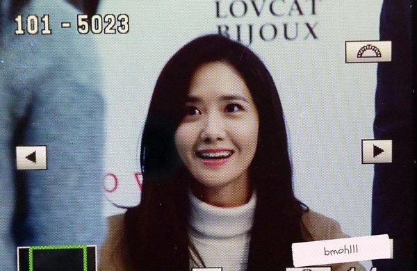 [PIC][24-10-2015]YoonA tham dự buổi fansign cho thương hiệu "LOVCAT" vào chiều nay - Page 3 CSEP0jGVAAEzHK2