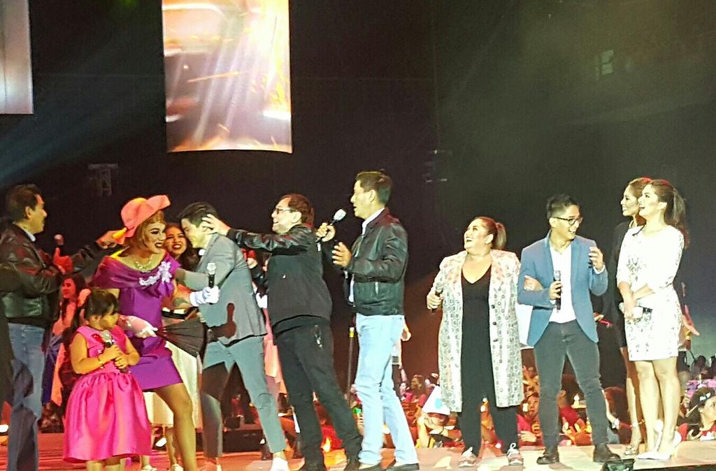 carloople's tweet photo. How many RTs for @AngPoetNyo doing his henyo moves for Alden to almost kiss YayaDub? #ALDubEBTamangPanahon https://t.co/lAbrwGmH6h
