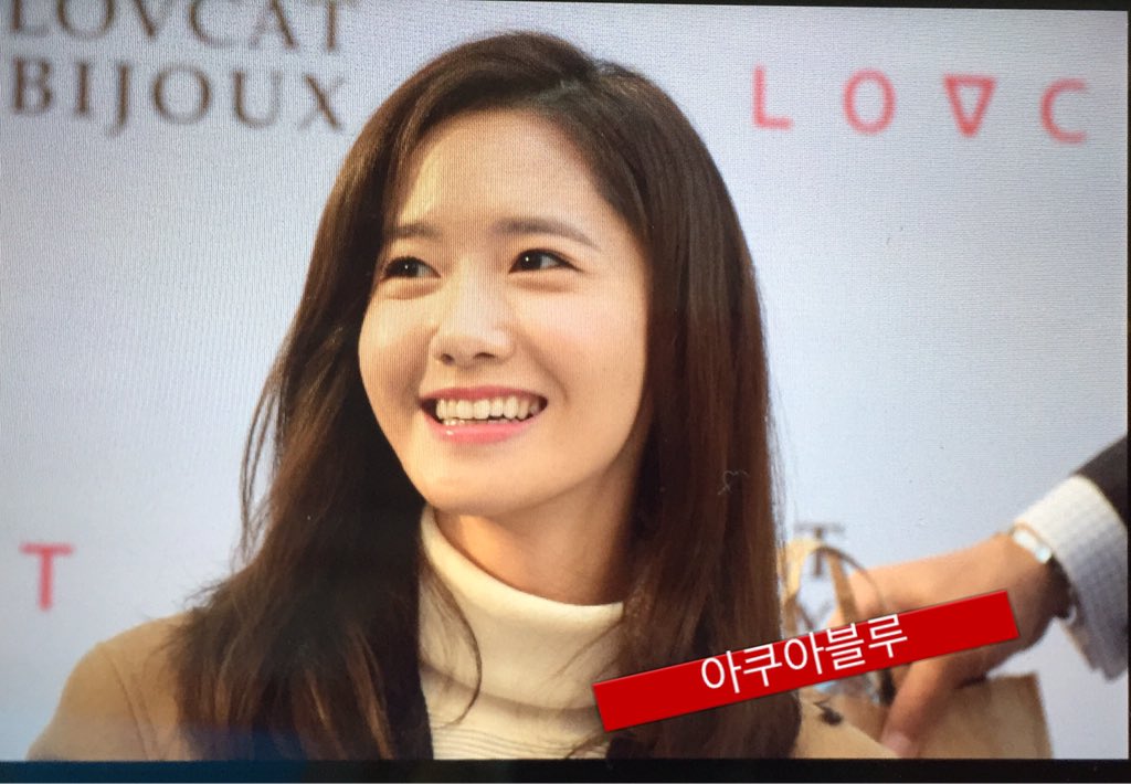 [PIC][24-10-2015]YoonA tham dự buổi fansign cho thương hiệu "LOVCAT" vào chiều nay - Page 2 CSEPPpDUwAAY8kO