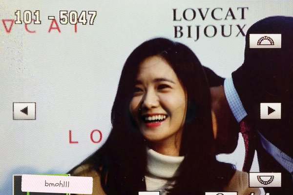 [PIC][24-10-2015]YoonA tham dự buổi fansign cho thương hiệu "LOVCAT" vào chiều nay CSEPz5gVEAARUmp