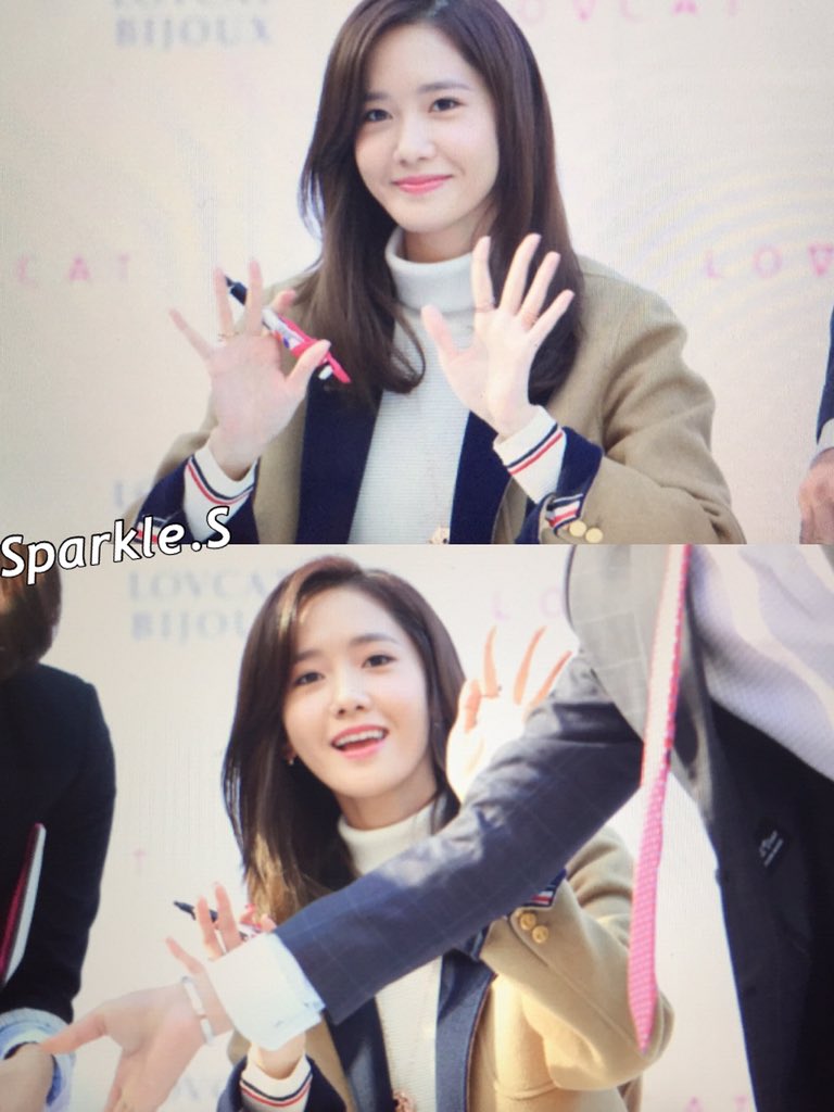 [PIC][24-10-2015]YoonA tham dự buổi fansign cho thương hiệu "LOVCAT" vào chiều nay - Page 3 CSEQxm_UwAA5acZ