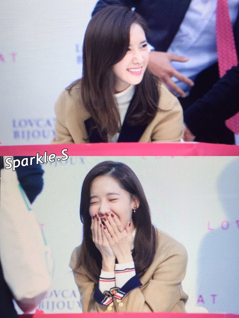 [PIC][24-10-2015]YoonA tham dự buổi fansign cho thương hiệu "LOVCAT" vào chiều nay CSERQ3eU8AAO8QP