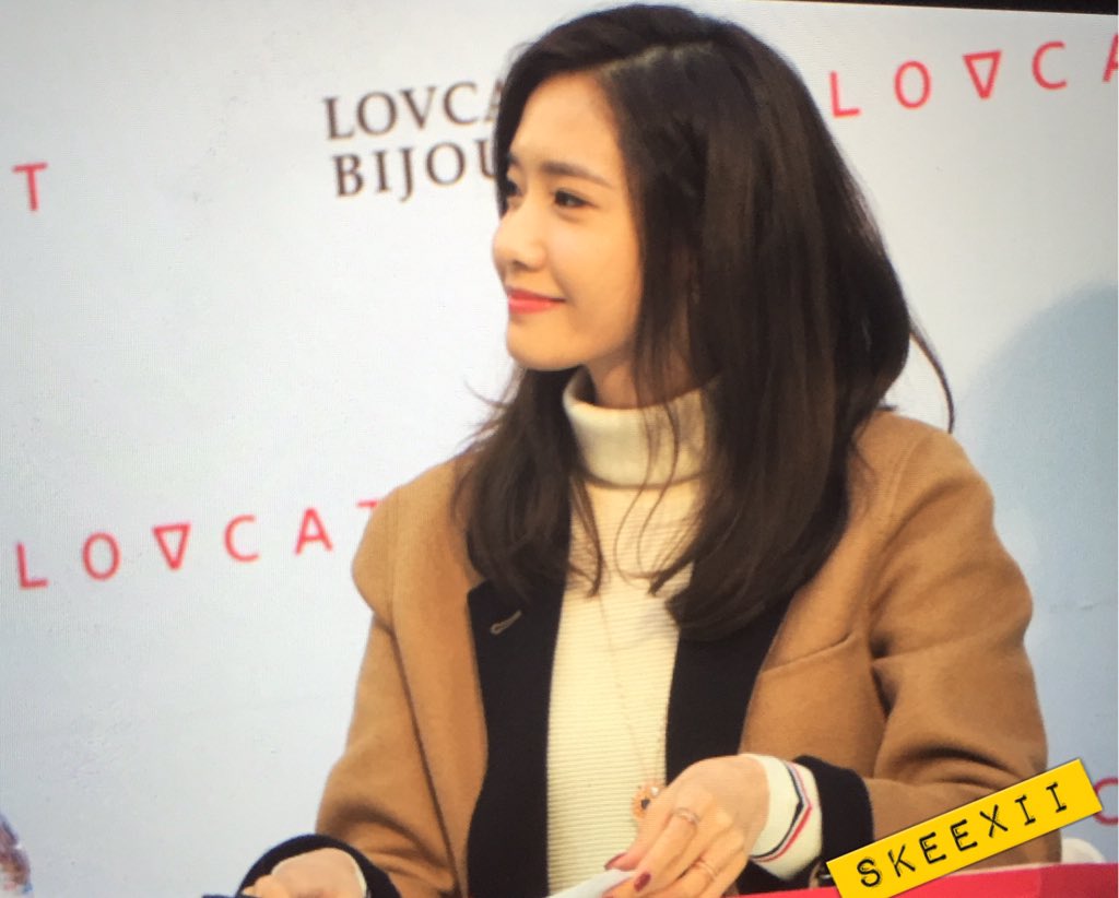 [PIC][24-10-2015]YoonA tham dự buổi fansign cho thương hiệu "LOVCAT" vào chiều nay - Page 6 CSEUSkbVAAAwzpy