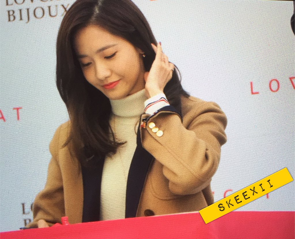 [PIC][24-10-2015]YoonA tham dự buổi fansign cho thương hiệu "LOVCAT" vào chiều nay - Page 3 CSEUqZNUcAAIuol