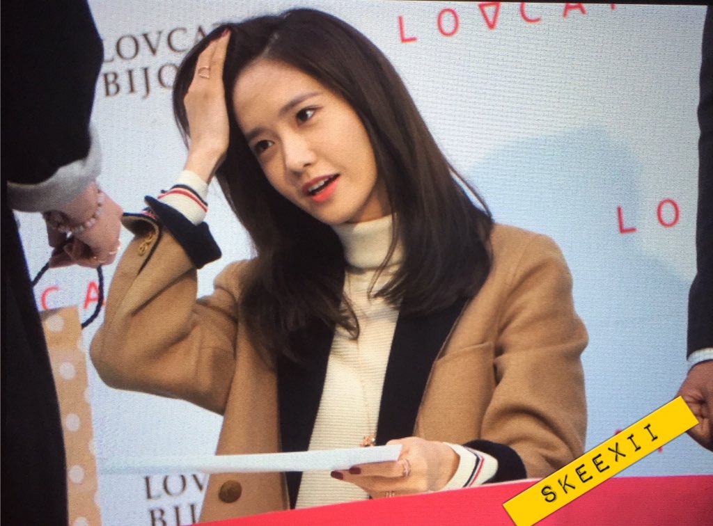 [PIC][24-10-2015]YoonA tham dự buổi fansign cho thương hiệu "LOVCAT" vào chiều nay - Page 5 CSEVFQlU8AAiTkB