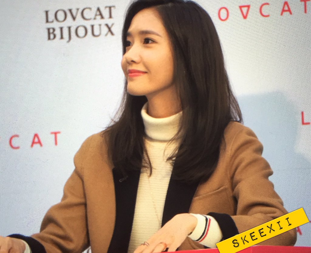 [PIC][24-10-2015]YoonA tham dự buổi fansign cho thương hiệu "LOVCAT" vào chiều nay CSEVFUMU8AAXgGy