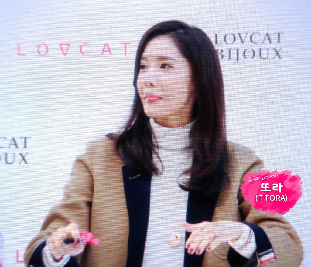 [PIC][24-10-2015]YoonA tham dự buổi fansign cho thương hiệu "LOVCAT" vào chiều nay - Page 5 CSEVMbqUAAAqZce