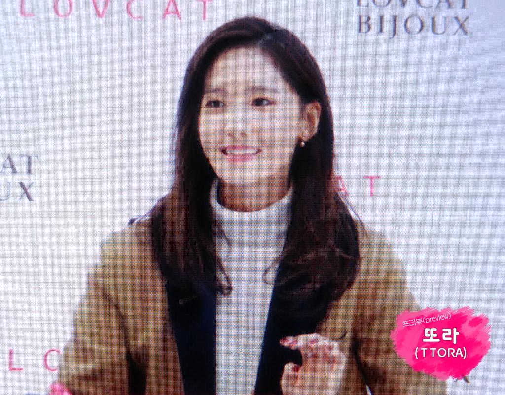 [PIC][24-10-2015]YoonA tham dự buổi fansign cho thương hiệu "LOVCAT" vào chiều nay CSEVNPDUsAARnAu