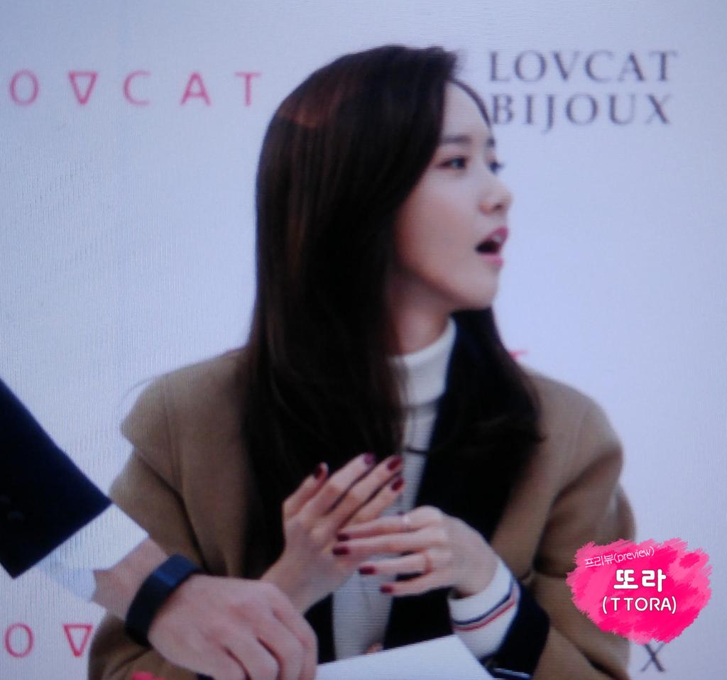 [PIC][24-10-2015]YoonA tham dự buổi fansign cho thương hiệu "LOVCAT" vào chiều nay - Page 4 CSEVOzUUkAASVcc
