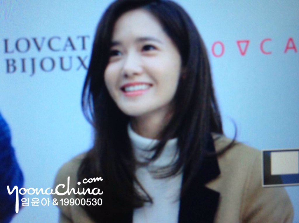 [PIC][24-10-2015]YoonA tham dự buổi fansign cho thương hiệu "LOVCAT" vào chiều nay - Page 2 CSEVa2tUwAAXU4m