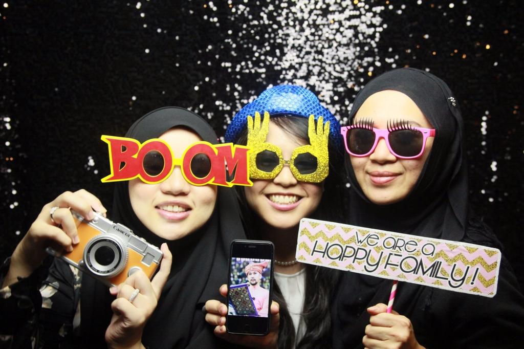 clickonmeinsta's tweet photo. Coolness at 8168 Black &amp; White party last 17th October 2015. https://t.co/SvcHpZ4JgN