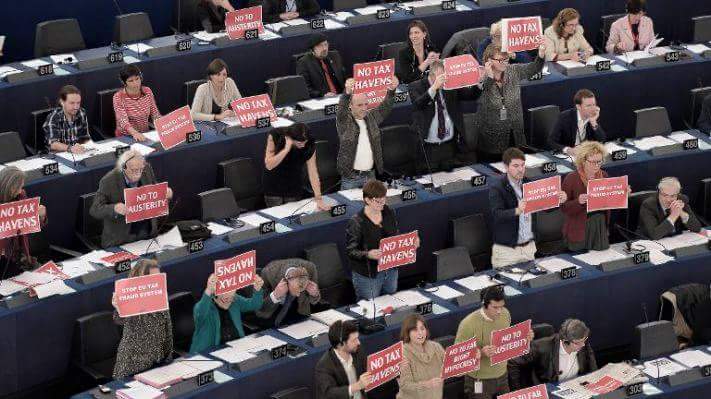 FaktaBukanAuta's tweet photo. Tahukah anda ada orang kata angkat placard dalam parlimen perangai budak-budak. Ini di parlimen luar negara. https://t.co/Pvb4qnXObw