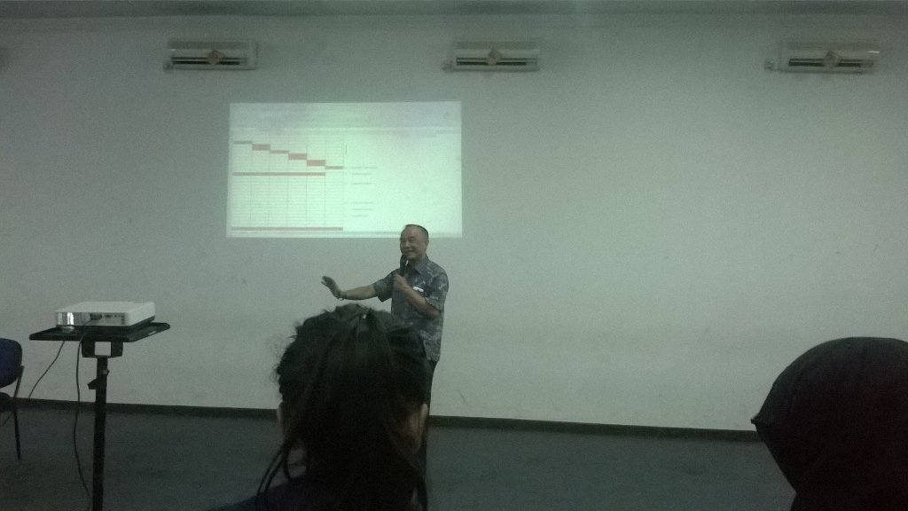Sesi tanya jawab dari mahasiswa dengan wakil Rektor II bagian Keuangan UNNUR. #MubesUnnur2015