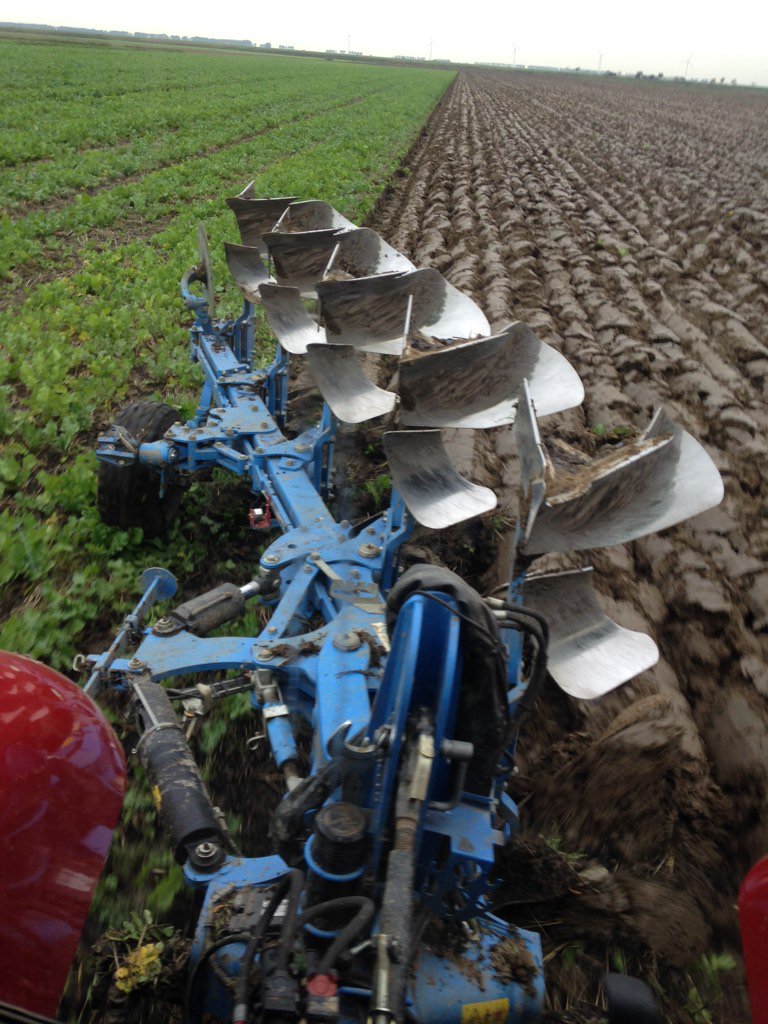 Lekker aan het ploegen voor #oogst2016 op #KleinTiengemeten met @sbg_gps