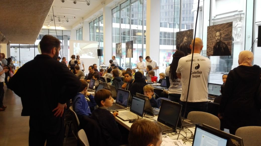 CoderDojoBru's tweet image. 1,2,3 start #coderdojo B(XL) !!!! Kids code = fun. Allemaal enthousiaste gezichten :-) @Muntpunt