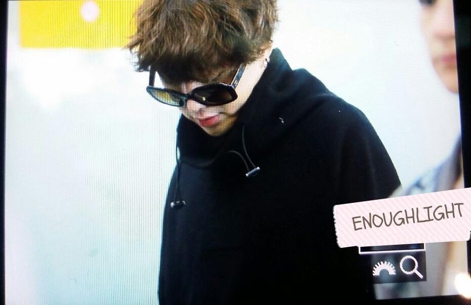 150124 ICN 출국 preview - 강승윤 ㅎㅎ아예 자리깔고 앉아서 똑닮은 인형 살펴보는 승윤이