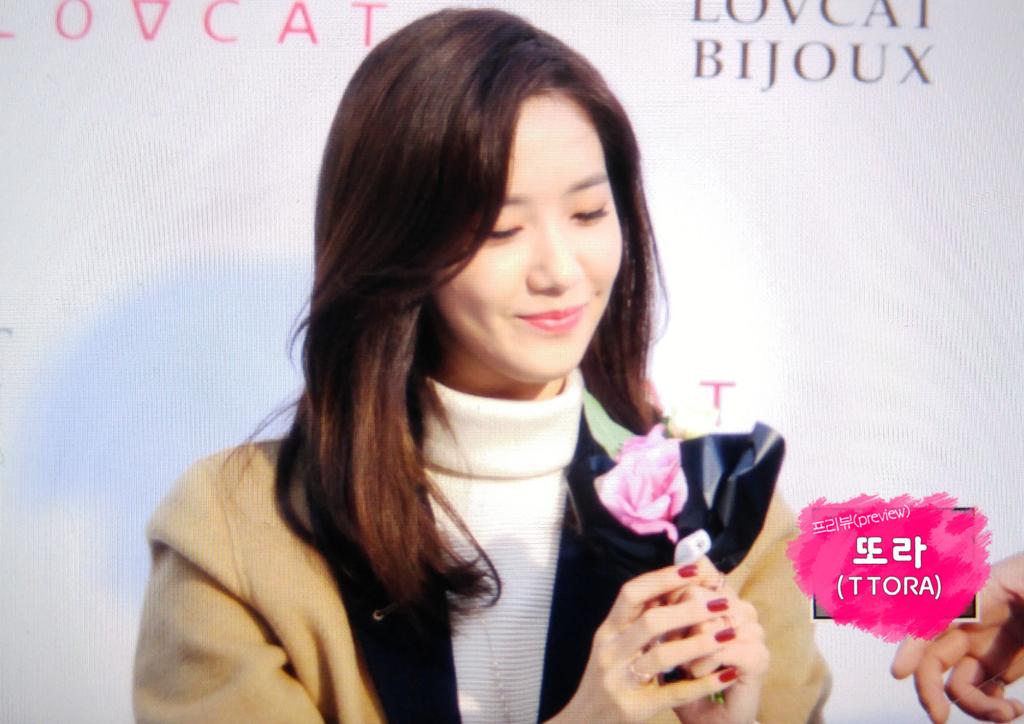 [PIC][24-10-2015]YoonA tham dự buổi fansign cho thương hiệu "LOVCAT" vào chiều nay - Page 4 CSEakPkVEAAp1rW