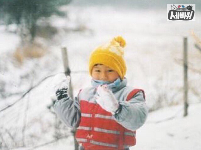 MBC_3wheel's tweet photo. 눈밭에서 뛰어노는 #김형수 #케이윌 어린이 눈앞에 아른아른거리고요 #누가봐도케이윌 #장갑에눈범벅이귀여워죽음 #빼꼼나온볼이최절정귀여움 #못생긴애들중에아니고 #그냥좀잘생긴느낌 #매력남 #���바퀴 https://t.co/vntT0sJ1j7
