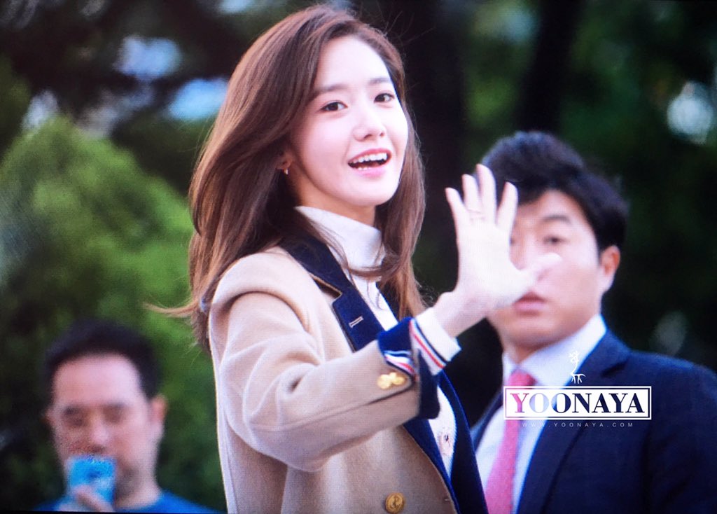 [PIC][24-10-2015]YoonA tham dự buổi fansign cho thương hiệu "LOVCAT" vào chiều nay CSEdfk5UsAAw1b_