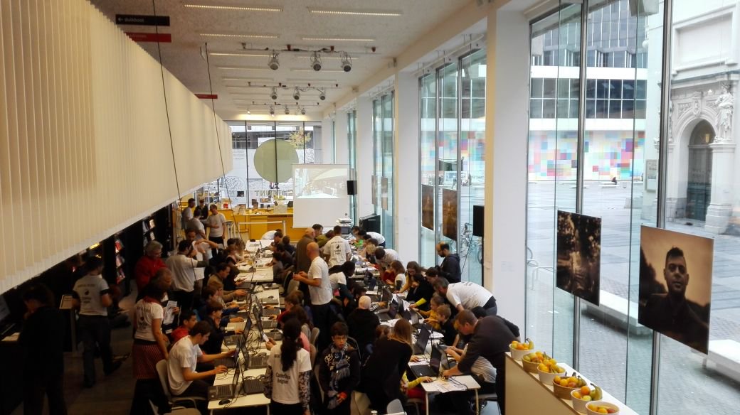 CoderDojoBru's tweet image. #coderdojo B(XL) = young @SmartCityBru in full action @Muntpunt