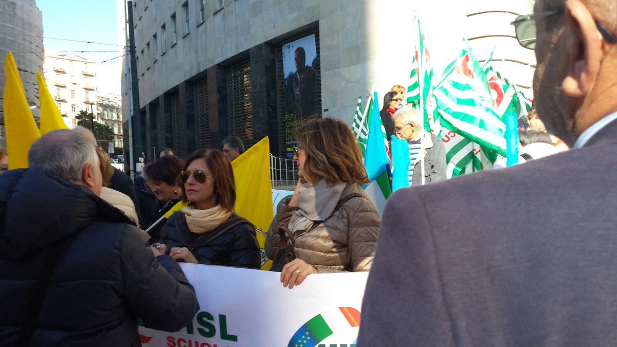fgutoledo1's tweet photo. In diretta da Napoli...contro la Cattivascuola di Renzi..la Gilda di Via Toledo. https://t.co/mAoKV5I1yP