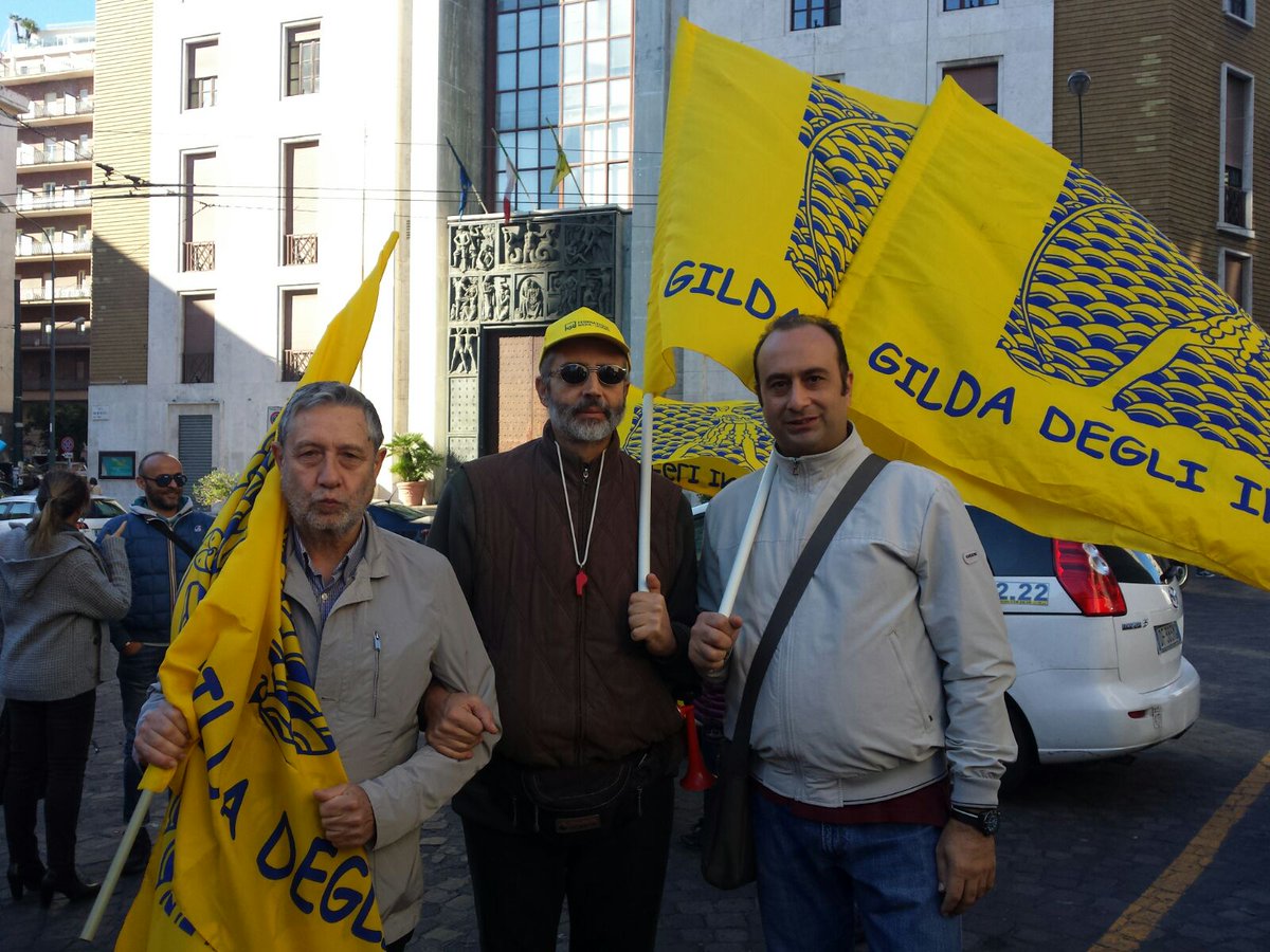 fgutoledo1's tweet photo. In diretta da Napoli...contro la Cattivascuola di Renzi..la Gilda di Via Toledo. https://t.co/mAoKV5I1yP