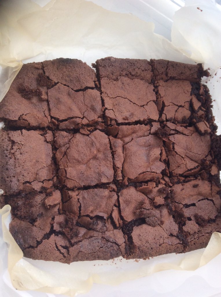 RunWarwick's tweet photo. @warwickrocks already in training #brownies #chocplan singing like an Oompa Loompa #prepared #toomuchfoundation https://t.co/ebP3P4hTeS