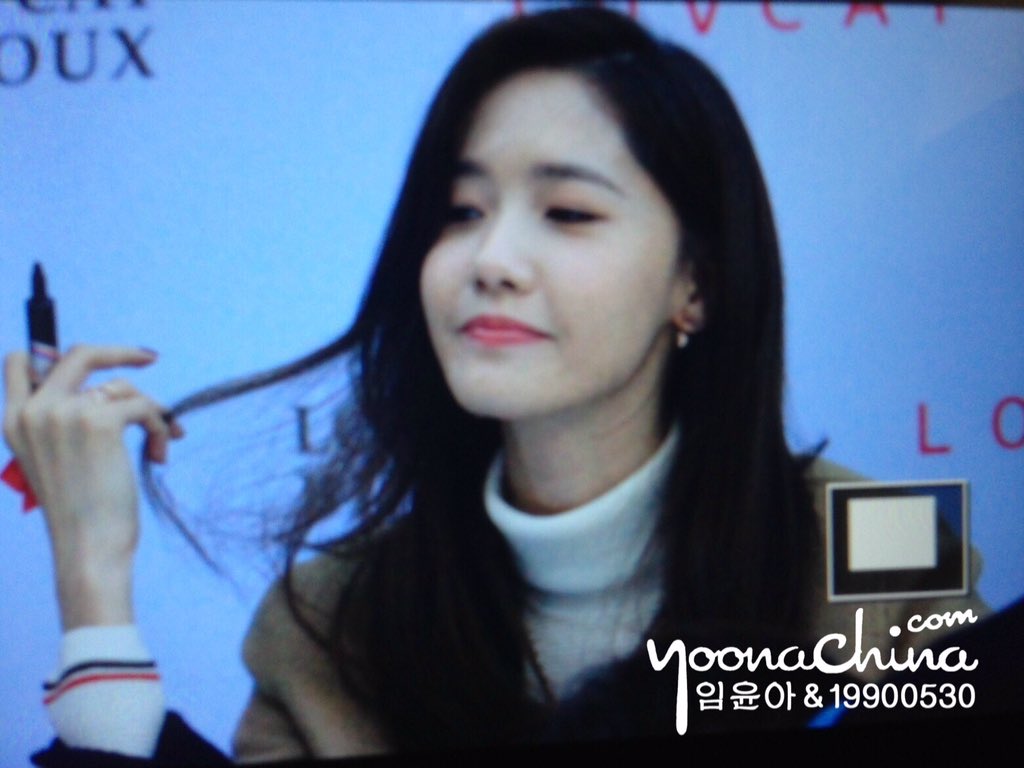 [PIC][24-10-2015]YoonA tham dự buổi fansign cho thương hiệu "LOVCAT" vào chiều nay CSEhOEOVAAU7swj