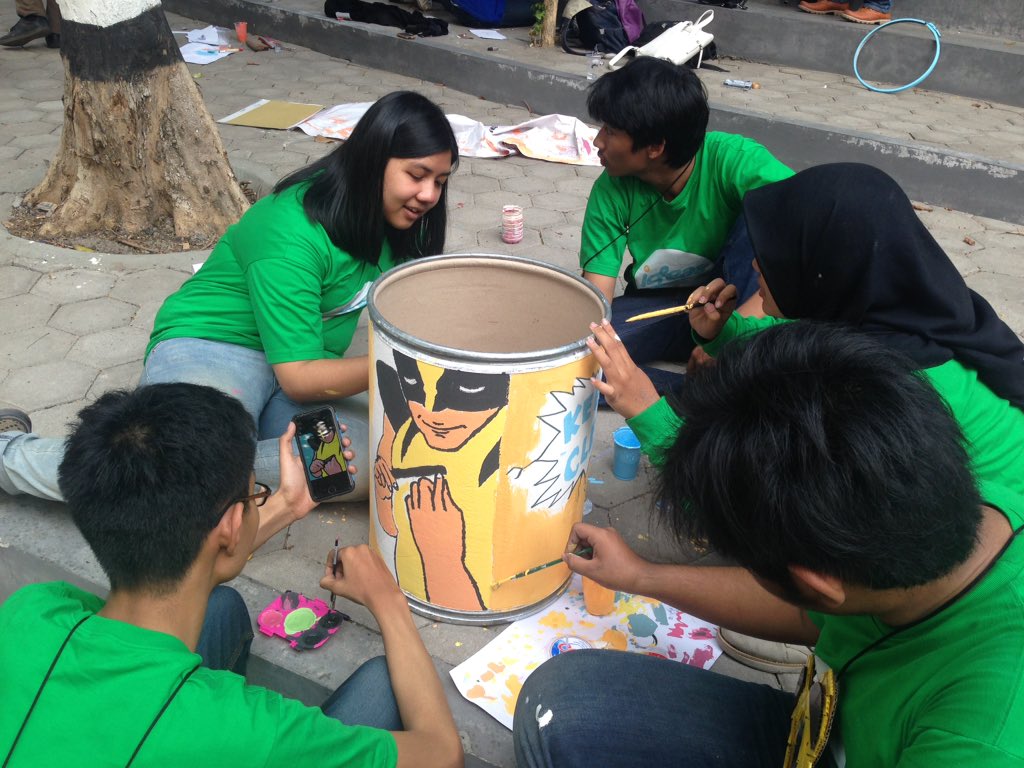 HMDI_UNS's tweet photo. Day 6 #IDEAS2015 | Pengabdian masyarakat, mural tempat sampah untuk taman kanak-kanak😁 https://t.co/0LBI2F0Lm9