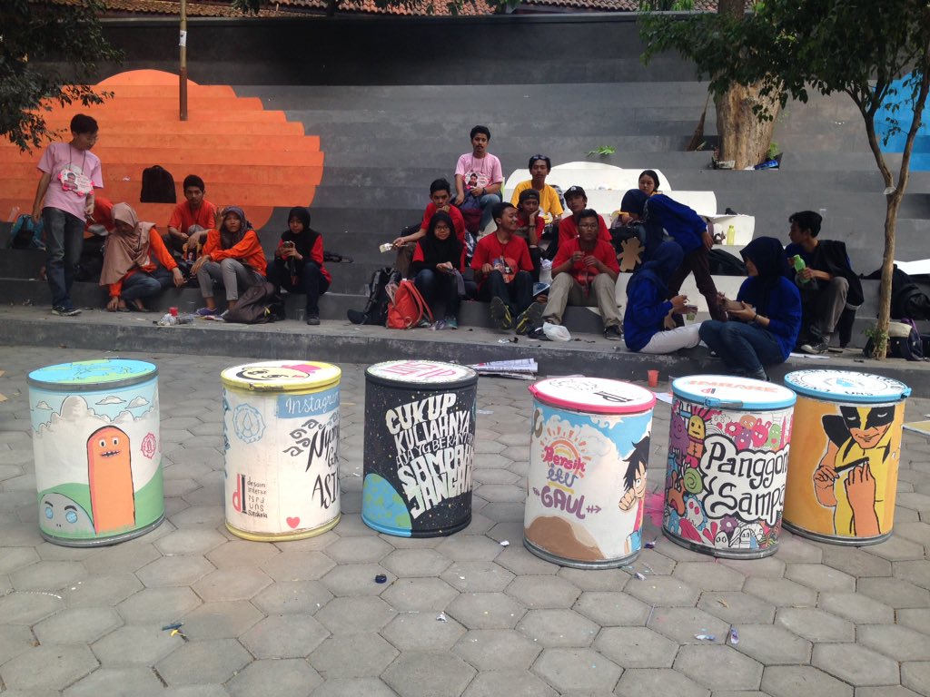 HMDI_UNS's tweet photo. Day 6 #IDEAS2015 | Pengabdian masyarakat, mural tempat sampah untuk taman kanak-kanak😁 https://t.co/0LBI2F0Lm9