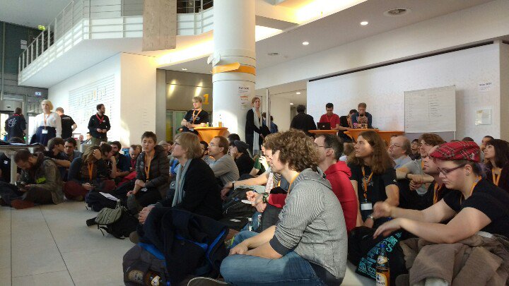 refugeehackaton's tweet photo. Alle lauschen der Vorstellung der Projekte von gestern #refugeehackathon https://t.co/2e82DWOtcN