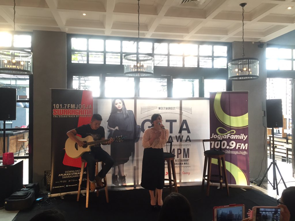 swaragamafm's tweet image. Kamu..
Sempat buatku berpikir semua..
Yang kita punya nyata..

@gitagut - Rangkaian Kata