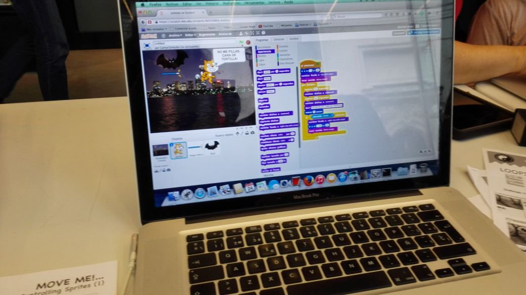 CoderDojoBru's tweet image. Kids &amp;amp; parents testing &amp;amp; loving #scratch @Muntpunt #coderdojo B(XL)