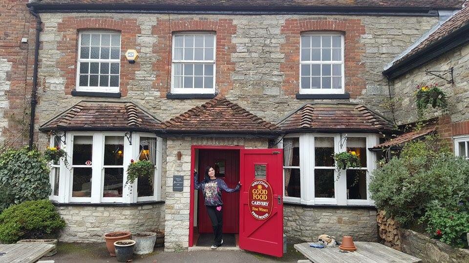 wrestlingleva's tweet photo. Being a proper tourist &amp; posing with cute buildings. @Sun_Inn_Dorch https://t.co/NTPwGvLt1S