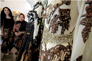 Metro_TV's tweet image. [Populer] Risma Tersangka, KPU: Pencalonan Risma Tak Terpengaruh metrotvn.ws/B183589