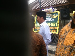 Metro_TV's tweet photo. [Populer] Eyang Insani Wirorejo Wafat, Presiden Jokowi Tiba di Rumah Duka  https://t.co/MG8HNVd5nc https://t.co/cQt3RrHY3q